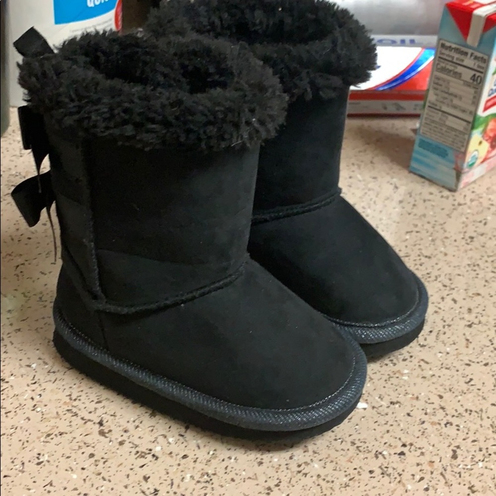 Size 4c pretty black boots with Bailey bows